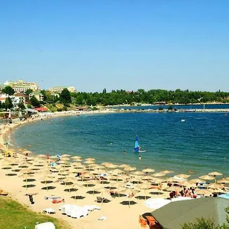 아파트 Tara 150 M From Beach 라브다